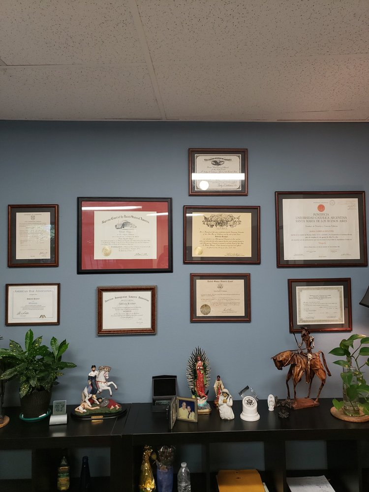 Diplomas y admisiones profesionales en la oficina de Gabriela Kreutzer